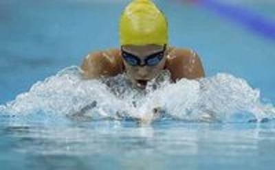 频繁游泳后现肩膀酸胀 或患上“游泳肩”